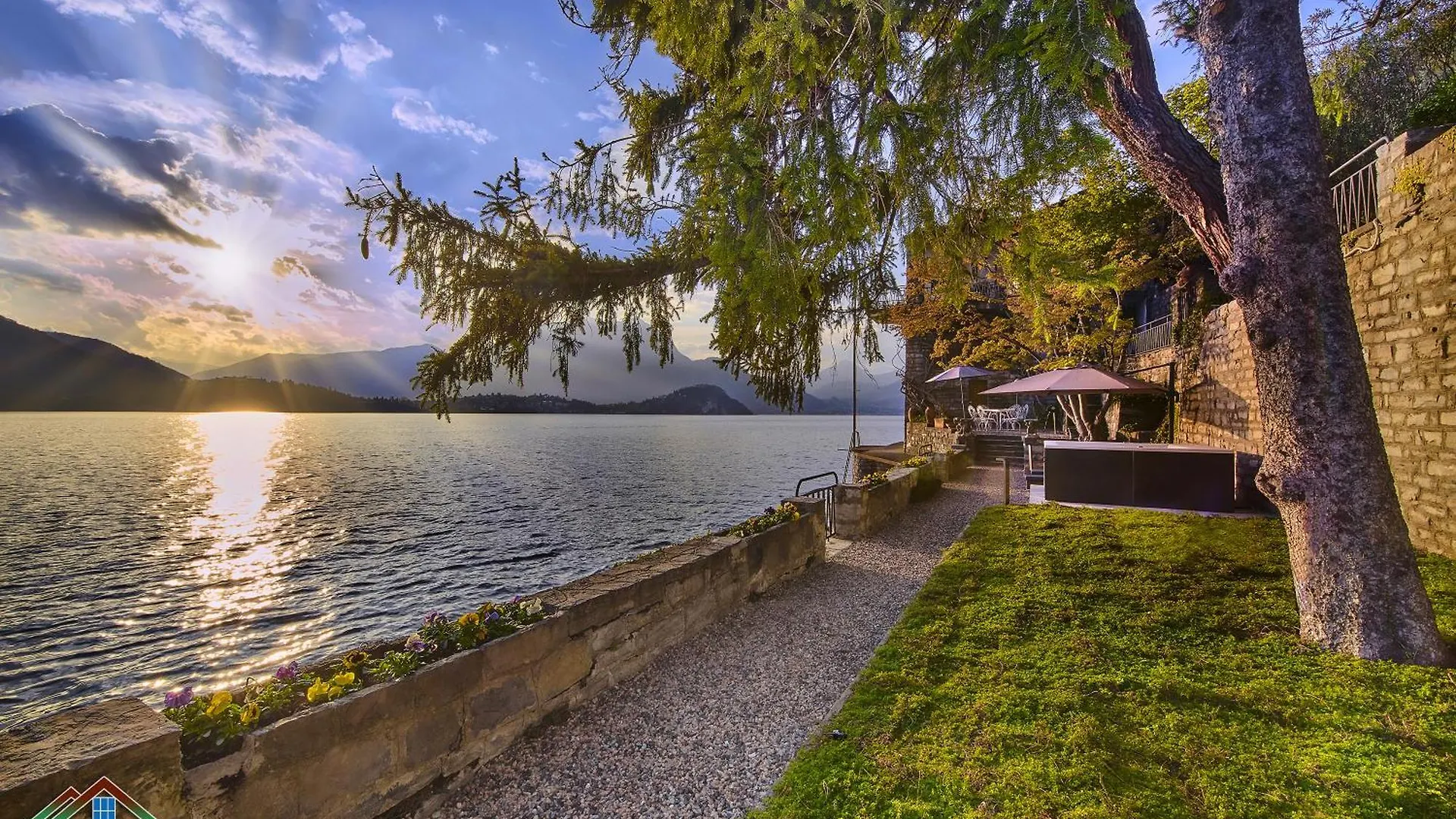 Villa Scoglio Варенна 0*,  Италия