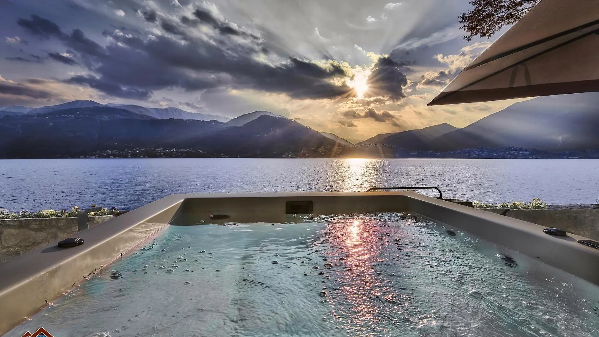 Villa Scoglio Варенна 0*,  Италия
